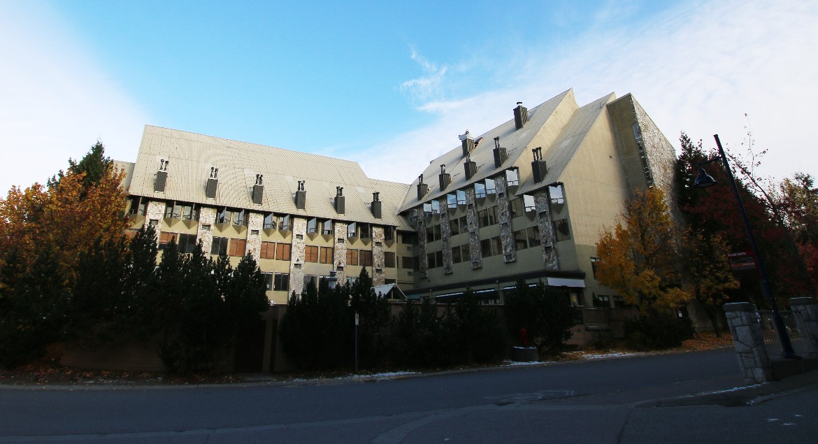 Executive Inn At Whistler Village & Mountain Side Hotel